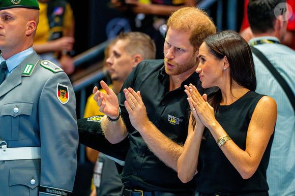 Le prince Harry, duc de Sussex et Meghan Markle, duchesse de Sussex, participent à une remise de médailles lors des Invictus Games 2023 (Day 4) à Dusseldorf, le 13 septembre 2023. (Backgrid USA / Bestimage).
