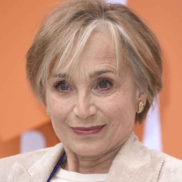 "Après six années de médecine, j’ai fait un stage avec le professeur Emile Papiernik à l’hôpital Béclère et j’ai eu le coup de foudre pour la gynécologie", a-t-il confié auprès de nos confrères du "Monde" en janvier 2023.

Kristin Scott Thomas au photocall de la soirée "Royal Academy of Arts Summer" à Londres, le 12 juin 2024.