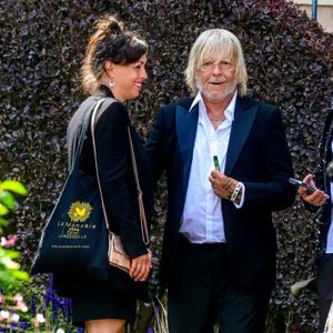 Le chanteur Renaud (Renaud Séchan) et sa compagne Cerise (de son vrai prénom Christine) - Mariage d'Hugues Aufray et de Murielle Mégevand à la mairie de Marly-Le Roy, France, le 2 septembre 2023.