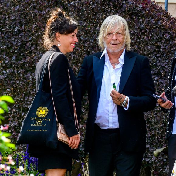 Le chanteur Renaud (Renaud Séchan) et sa compagne Cerise (de son vrai prénom Christine) - Mariage d'Hugues Aufray et de Murielle Mégevand à la mairie de Marly-Le Roy, France, le 2 septembre 2023.