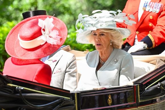 Le roi Charles III d'Angleterre et Camilla Parker Bowles, reine consort d'Angleterre, assistent à la course hippique Royal Ascot, le 17 juin 2025. 
© Zuma Press / Bestimage