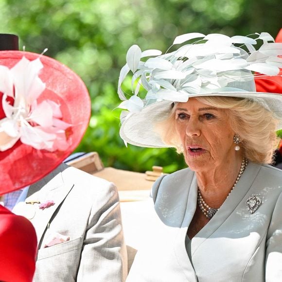 Le roi Charles III d'Angleterre et Camilla Parker Bowles, reine consort d'Angleterre, assistent à la course hippique Royal Ascot, le 17 juin 2025. 
© Zuma Press / Bestimage