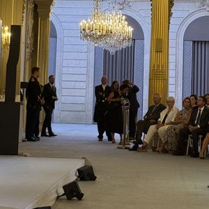 Emmanuel Macron lui a remis les insignes de commandeur de l'ordre national du Mérite et a salué une carrière qui traverse les générations.

Emmanuel Macron, Hugues Aufray - Hugues Aufray (97 ans) a été élevé au rang de commandeur de l'ordre national du Mérite par Emmanuel Macron au palais de l’Elysée à Paris le 15 septembre 2026.