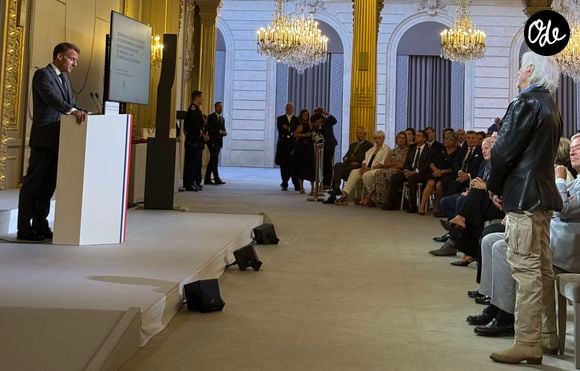 Emmanuel Macron lui a remis les insignes de commandeur de l'ordre national du Mérite et a salué une carrière qui traverse les générations.

Emmanuel Macron, Hugues Aufray - Hugues Aufray (97 ans) a été élevé au rang de commandeur de l'ordre national du Mérite par Emmanuel Macron au palais de l’Elysée à Paris le 15 septembre 2026.