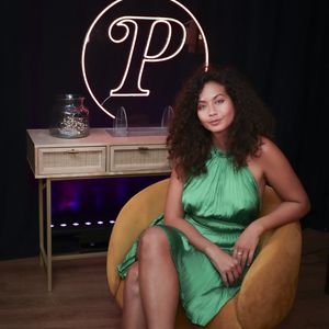 Vaimalama Chaves pose pour notre entretien En Privé avec, dans le cadre de la promotion de son premier livre "O Vai" (éd. First) - dans les locaux de Webedia