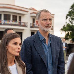 Le roi Felipe VI d'Espagne et la reine Letizia rencontrent des personnes affectées par le volcan Tajogaite pour s'informer sur les travaux de reconstruction de l'île le 6 juin 2025. Europa Press / Bestimage
