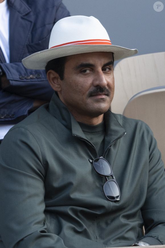 Sa fortune provient notamment de l’immobilier, sa famille détenant plusieurs milliards d’euros d’actifs immobiliers à l’étranger et notamment en France…

L'Émir du Qatar Cheikh Tamim bin Hamad bin Khalifa Al Thani en tribunes lors de la finale messieurs des Internationaux de France de Tennis de Roland Garros 2025 (jour 15), à Paris, France, le 8 juin 2025. © Cyril Moreau/Bestimage