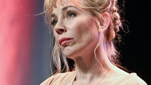 Julie Depardieu et Philippe Katherine vivent dans une ville cossue de la banlieue parisienne, pourtant, elle ne voulait plus y habiter