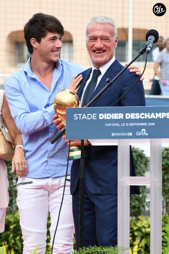C'est désormais tiraillé entre deux émotions que Dylan Deschamps vivra cette journée... 

Didier Deschamps et son fils Dylan durant l'inauguration du Stade de football Didier Deschamps à Cap d'Ail le 12 septembre 2018. © Bruno Bebert / Bestimage