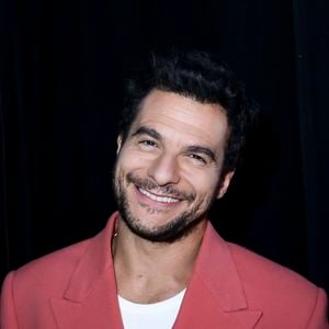 Amir en backstage de l'enregistrement de l'émission "La fête de la chanson française - 20 ans d'émotions" présentée par L.Thilleman et A.Manoukian, et diffusée le 17 avril sur France 3 à Paris, France, le 9 décembre 2025. © Jack Tribeca/Bestimage