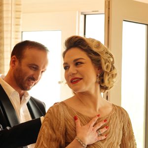 Exclusif - Emilie Dequenne (En Dior) se prépare pour la 95ème édition de la cérémonie des Oscars à Los Angeles dans sa chambre d'hôtel (Le Sofitel Beverly Hills) avec son mari Michel Ferracci (en Fursac) le 12 mars 2023. Elle vient soutenir le film "Close" du réalisateur belge Lukas Dhont dans lequel elle joue le rôle de Sophie. 