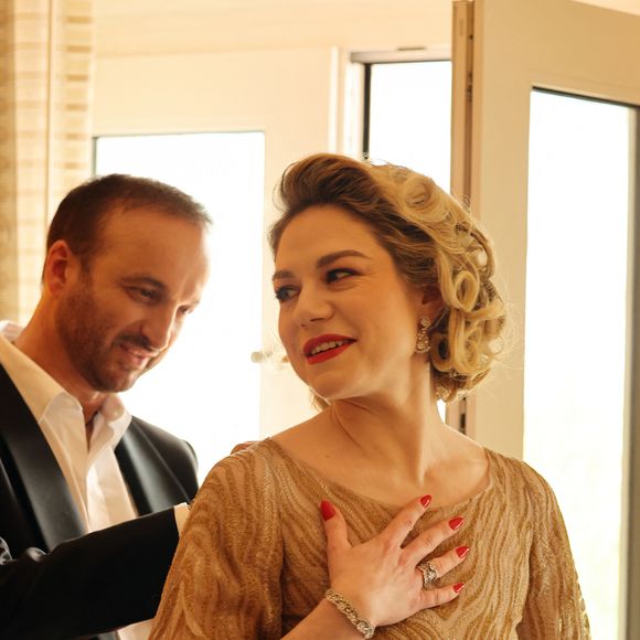 Exclusif - Emilie Dequenne (En Dior) se prépare pour la 95ème édition de la cérémonie des Oscars à Los Angeles dans sa chambre d'hôtel (Le Sofitel Beverly Hills) avec son mari Michel Ferracci (en Fursac) le 12 mars 2023. Elle vient soutenir le film "Close" du réalisateur belge Lukas Dhont dans lequel elle joue le rôle de Sophie. 