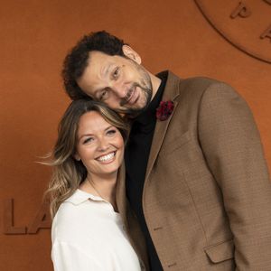 Quand l’amour est aussi beau, il n’y a aucune raison de ne pas vouloir le célébrer encore et encore. Éric Antoine et Gennifer Demey l’ont bien compris.

Éric Antoine et sa compagne Gennifer Demey au village lors des Internationaux de France de Tennis de Roland Garros à Paris, France © Cyril Moreau/Bestimage