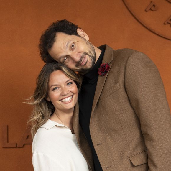 Quand l’amour est aussi beau, il n’y a aucune raison de ne pas vouloir le célébrer encore et encore. Éric Antoine et Gennifer Demey l’ont bien compris.

Éric Antoine et sa compagne Gennifer Demey au village lors des Internationaux de France de Tennis de Roland Garros à Paris, France © Cyril Moreau/Bestimage