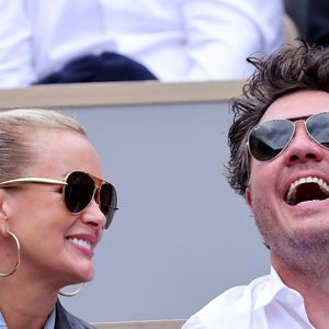 Laeticia Hallyday et son compagnon Frédéric Suant très amoureux dans les tribunes lors des Internationaux de France de Tennis de Roland Garros 2025, à Paris, France, le 26 mai 2025. © Jacovides-Moreau/Bestimage