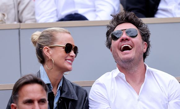 Laeticia Hallyday et son compagnon Frédéric Suant très amoureux dans les tribunes lors des Internationaux de France de Tennis de Roland Garros 2025, à Paris, France, le 26 mai 2025. © Jacovides-Moreau/Bestimage