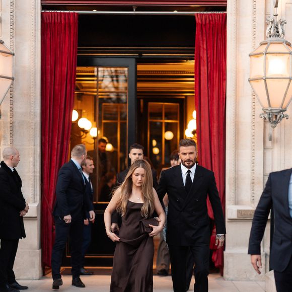 David Beckham et sa fille Harper Seven sortent de l'hôtel La Réserve Paris - Hotel and Spa pour se rendre au défilé de Victoria en marge de la Fashion Week de Paris (PFW), à Paris, France, le 7 mars 2025. © Tiziano da Silva/Bestimage