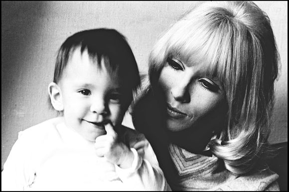 Dany Saval et sa fille Stéfanie en 1966. DANIEL ANGELI / BESTIMAGE