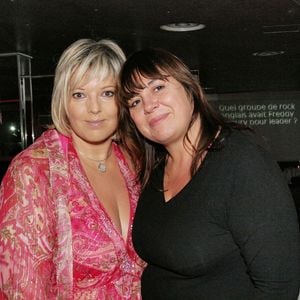 La présentatrice de télévision et écrivain Laurence Boccolini et l'actrice française Michèle Bernier lors de la soirée de lancement du nouveau livre de Laurence, 'Mechante 2' à 'L'etoile' à Paris, France le 17 novembre 2005. Photo by Benoit Pinguet/ABACAPRESS.COM