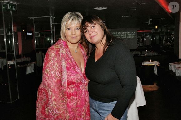 La présentatrice de télévision et écrivain Laurence Boccolini et l'actrice française Michèle Bernier lors de la soirée de lancement du nouveau livre de Laurence, 'Mechante 2' à 'L'etoile' à Paris, France le 17 novembre 2005. Photo by Benoit Pinguet/ABACAPRESS.COM