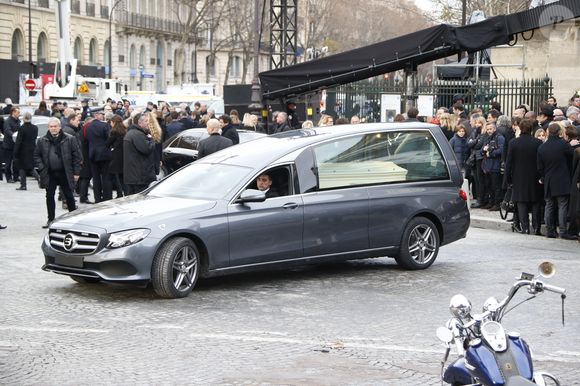 Le véhicule funéraire avec le cercueil de la dépouille du chanteur - Obsèques de Johnny Hallyday en l'église La Madeleine à Paris, France, le 9 décembre 2017. © Christophe Aubert/Bestimage