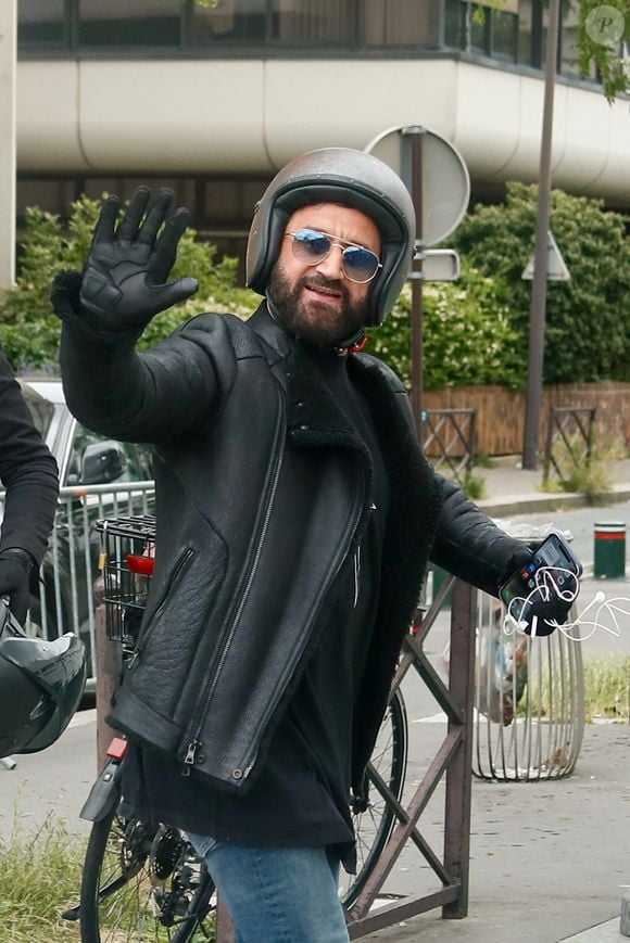Exclusif - Cyril Hanouna arrive en moto dans les studios d'Europe 1 à Paris, France, le 5 mai 2025. © Christophe Clovis/Bestimage