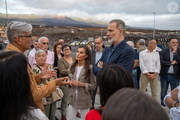 Le roi Felipe VI d'Espagne et la reine Letizia rencontrent des personnes affectées par le volcan Tajogaite pour s'informer sur les travaux de reconstruction de l'île le 6 juin 2025. Europa Press / Bestimage