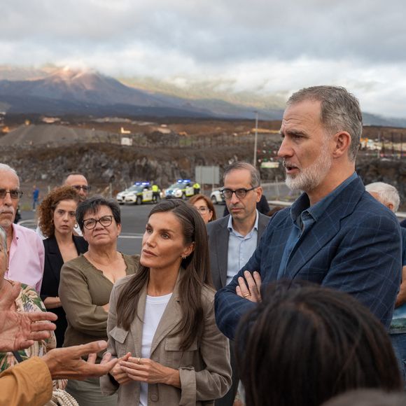 Le roi Felipe VI d'Espagne et la reine Letizia rencontrent des personnes affectées par le volcan Tajogaite pour s'informer sur les travaux de reconstruction de l'île le 6 juin 2025. Europa Press / Bestimage