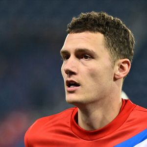 En début de semaine, le champion du monde 2018 était pourtant à Lille pour saluer le dernier match en France de Didier Deschamps.

Benjamin Pavard ( 5 - Bayern Munich ) - - Match de 8ème de finale aller de la Ligue Des Champions 2023 (LDC) "PSG - Bayern Munich (0-1)" au Parc Des Princes, le 14 février 2023.
JB Autissier / Panoramic / Bestimage