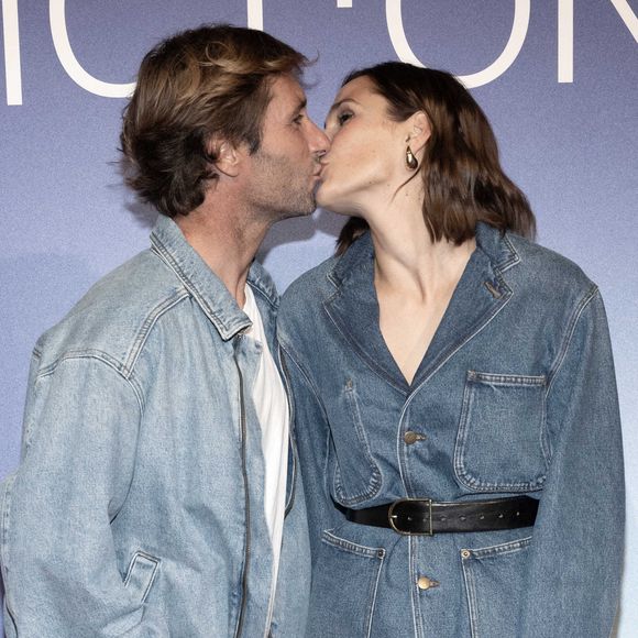 Traditionnellement, les invités du mariage accueillent les mariés à la sortie de l’église en célébrant leur union en jetant des pétales de roses ou encore du riz.

Camille Lou et son fiancé Romain Laulhe assistent au photocall de Cats Eyes lors du 26ème Festival de la Fiction de La Rochelle, le 12 septembre 2024 à La Rochelle, France. Photo by David NIVIERE/ABACAPRESS.COM