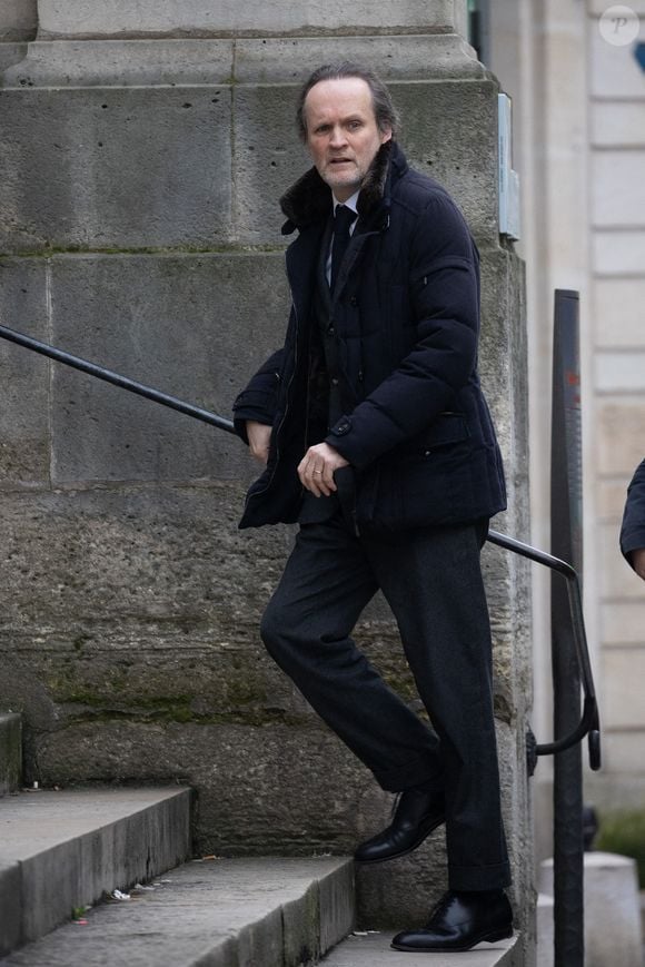 Jean-Marc Dumontel lors de la cérémonie d'enterrement de l'acteur franco-danois Niels Arestrup devant l'église Saint-Roch à Paris, le 10 décembre 2024. Niels Arestrup, décédé le 1er décembre 2024 à l'âge de 75 ans, était un pilier du théâtre et du cinéma français depuis les années 1970, mais son profil a été rehaussé au niveau international au cours de la première décennie de ce siècle par deux films réalisés par Jacques Audiard. Photo par Nasser Berzane/ABACAPRESS.COM