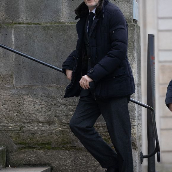 Jean-Marc Dumontel lors de la cérémonie d'enterrement de l'acteur franco-danois Niels Arestrup devant l'église Saint-Roch à Paris, le 10 décembre 2024. Niels Arestrup, décédé le 1er décembre 2024 à l'âge de 75 ans, était un pilier du théâtre et du cinéma français depuis les années 1970, mais son profil a été rehaussé au niveau international au cours de la première décennie de ce siècle par deux films réalisés par Jacques Audiard. Photo par Nasser Berzane/ABACAPRESS.COM