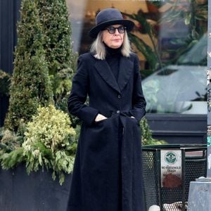 Diane Keaton photographie les fresques murales et les graffitis dans les rues de New York, le 4 février 2020.
Crédit : Backgrid USA / Bestimage