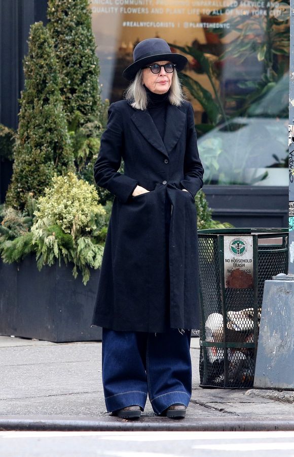 Diane Keaton photographie les fresques murales et les graffitis dans les rues de New York, le 4 février 2020.
Crédit : Backgrid USA / Bestimage