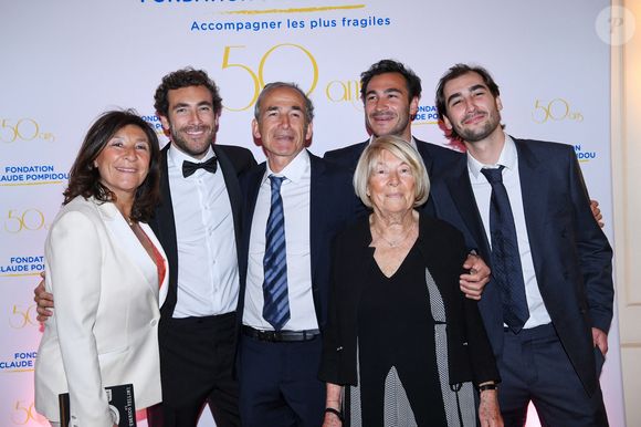 Mariage - Louis Kretz (L'Agence) s'est marié avec Adriana - Exclusif - Sandrine Kretz, Martin Kretz, Olivier Kretz, Majo (la grand-mère), Valentin et Louis - Soirée de gala des 50 ans de la Fondation Claude Pompidou à l'Hôtel Marcel Dassault à Paris le 12 avril 2022.
C'est à l'Hôtel Marcel Dassault, au rond-point des Champs Elysées, que s'est tenue le mardi 12 avril, la soirée de gala des 50 ans de la Fondation Claude Pompidou.
Cette Fondation créée par l'épouse du Président Georges Pompidou, est la seule fondation de femmes de Présidents toujours en activité. Grâce à ses centres répartis en France, et ses équipes de bénévoles, elle vient en aide aux enfants handicapés, aux malades d'Alzheimer, aux personnes atteintes d'autisme et aux personnes vulnérables.
 La soirée de gala, présentée par le journaliste Frédéric.Taddéi, est organisée et financée par Monique Pozzo di Borgo, Natacha.Dassault et Marie-Héléne Habert-Dassault. Elle a réuni des personnalités de tous horizons autour d'une vente aux enchères au profit de la Fondation, orchestrée par le commissaire-priseur d'Artcurial, Arnaud Oliveux, en présence d'Alain Pompidou Président de la Fondation et son épouse Nicole, de Laurent.Dassault, Victor.Habert- Dassault, David de.Rothschild et de Richard.Hutin, directeur général de la Fondation Claude Pompidou.

Rachid Bellak / LMS / Bestimage