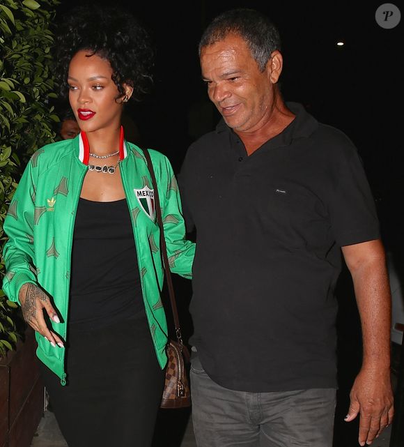Rihanna porte une veste de football mexicain alors qu'elle quitte les BET awards en compagnie de son père Ronald Fenty à Santa Monica. Santa Monica, Californie - Dimanche 29 juin 2014. Photographie : © Devone Byrd, /PCN/ABACAPRESS.COM