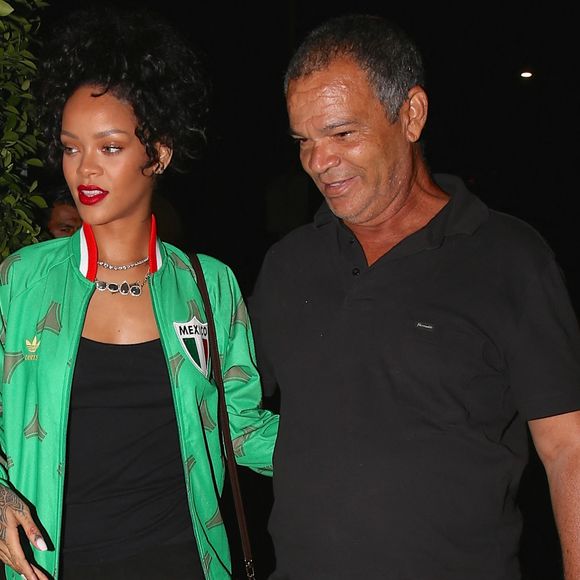 Rihanna porte une veste de football mexicain alors qu'elle quitte les BET awards en compagnie de son père Ronald Fenty à Santa Monica. Santa Monica, Californie - Dimanche 29 juin 2014. Photographie : © Devone Byrd, /PCN/ABACAPRESS.COM