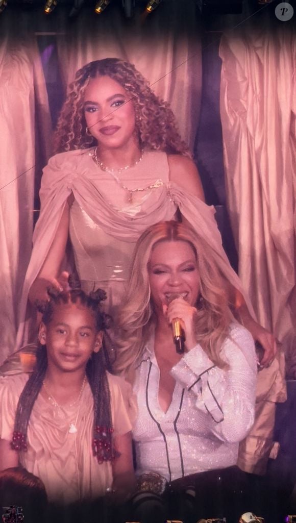 Beyoncé lors de son Cowboy Carter Tour à Paris, Stade de France. Ici avec ses filles Blue Ivy et Rumi
©Backgrid UK/ Bestimage