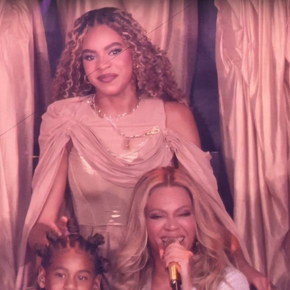 Beyoncé lors de son Cowboy Carter Tour à Paris, Stade de France. Ici avec ses filles Blue Ivy et Rumi
©Backgrid UK/ Bestimage
