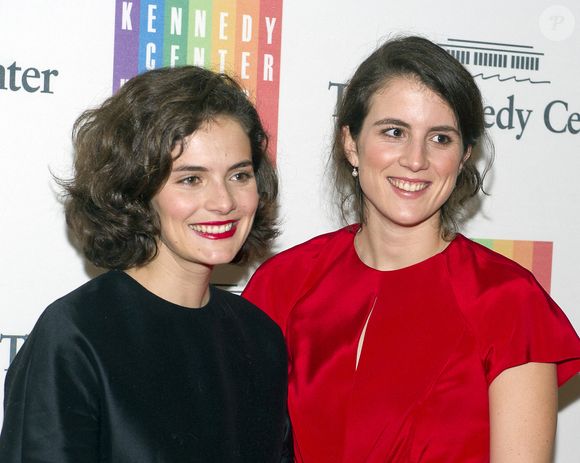 Tatiana Schlossberg est atteinte d'une leucémie incurable.

Rose Kennedy Schlossberg et Tatiana Schlossberg, filles de l'ambassadrice Caroline Kennedy, arrivent au dîner officiel des artistes en l'honneur des lauréats du Kennedy Center Honors 2014 organisé par le secrétaire d'État américain John F. Kerry au Département d'État américain à Washington, DC, États-Unis, le samedi 6 décembre 2014. Photo by Ron Sachs/Pool/ABACAPRESS.COM