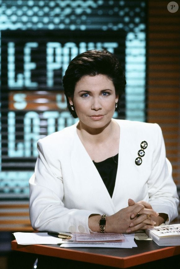 Photo d'archives prise en 1992 de la journaliste Anne Sinclair sur le plateau de son émission Le Point Sur La Table. Photo par Pascal Baril/ABACAPRESS.COM