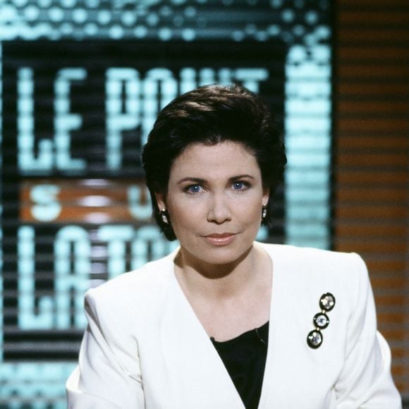 Photo d'archives prise en 1992 de la journaliste Anne Sinclair sur le plateau de son émission Le Point Sur La Table. Photo par Pascal Baril/ABACAPRESS.COM