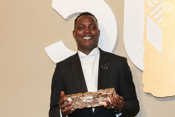 Après le César et le prix à Cannes, sa situation administrative reste précaire : trois demandes de titre de séjour refusées avant d'en obtenir un temporaire en janvier 2025.

Abou Sangare, Le César De La Meilleure Révélation Masculine Dans L'histoire De Souleymane - Photocall des lauréats (pressroom) de la 50ème cérémonie des César à l'Olympia à Paris le 28 février 2025

© Dominique Jacovides / Olivier Borde / Bestimage
