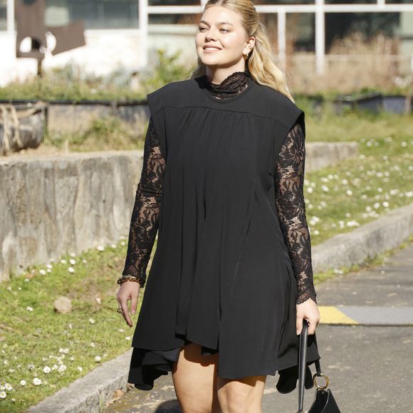 Louane Emera - Les célébrités au défilé Rabanne "Collection Prêt-à-Porter Automne/Hiver 2025-2026" lors de la Fashion Week de Paris (PFW) le 6 mars 2025.

© Christophe Aubert via Bestimage