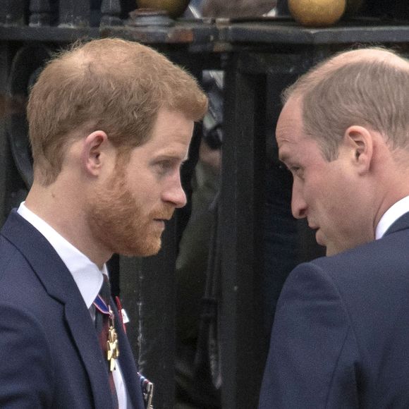 Le prince Harry a effectué un séjour au Royaume-Uni.

Le prince Harry et le prince William à la sortie de l'abbaye de Westminster pour le service commémoratif de L'ANZAC Day à Londres.

Photo : Backgrid UK / Bestimage