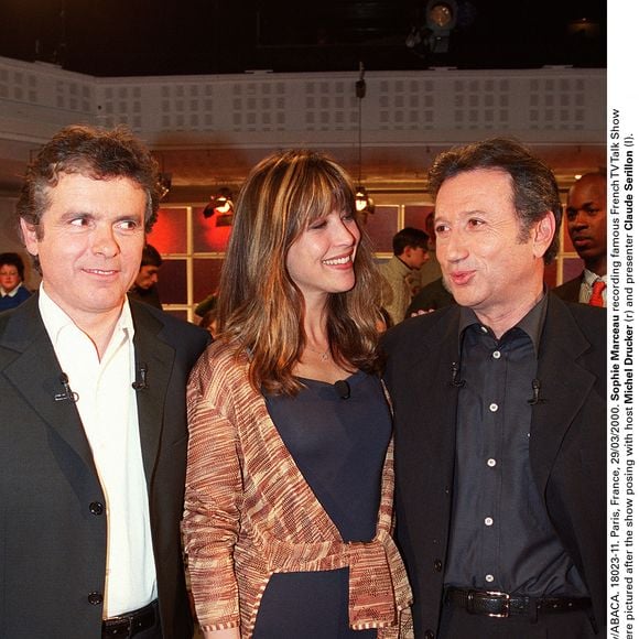 © Jean Jacques Datchary/ABACA. 18023-11. Paris, France, 29/03/2000. Sophie Marceau enregistre le célèbre talk-show Vivement Dimanche. Ici, après l'émission, elle pose avec l'animateur Michel Drucker (à droite) et le présentateur Claude Serillon (à gauche).