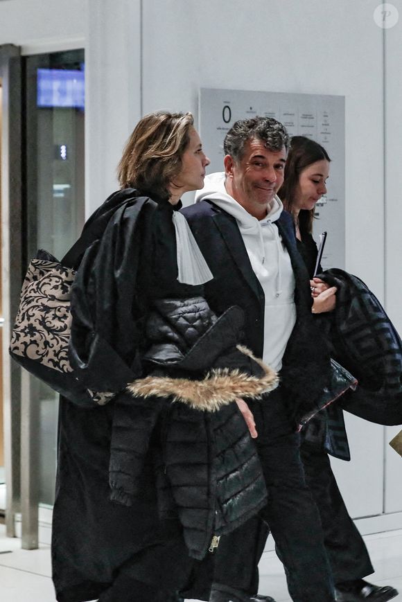 Stéphane Plaza sort avec son avocate Hélène Plumet, après le verdict de son procès pour violences sur deux anciennes compagnes, à Paris, France, le 18 février 2025. © Christophe Clovis/Bestimage
