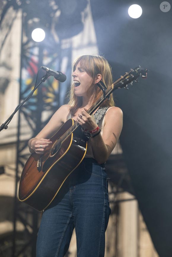 La jeune artiste, qui a choisi le pseudonyme Lonny, a déjà sorti un album en 2022 et multiplie à présent les projets musicaux tout en parcourant les scènes à travers le globe. 

Lonny en concert lors du festival Fnac Live sur le parvis de l'Hôtel de Ville de Paris. Le 29 juin 2022. Crédit Jérémy Melloul / Bestimage