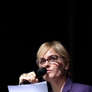 Sur les réseaux, elle a exprimé sa colère : "D'un côté, ma plainte contre lui se heurte à la prescription. De l'autre, pour sa plainte contre moi, la justice ne perd pas de temps".

Judith Godrèche participe à un rassemblement contre l'extrême droite, place de la République à Paris, le 3 juillet 2024. © Stéphane Lemouton / Bestimage