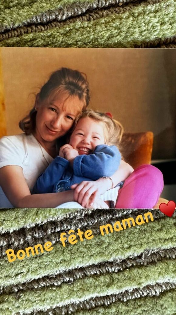Laura Smet et partagé une adorable photo d'elle, enfant, aux côtés de Nathalie Baye, dimanche 4 juin 2023.Laura Smet et sa maman, sur Instagram, le 4 juin 2023
© Instagram